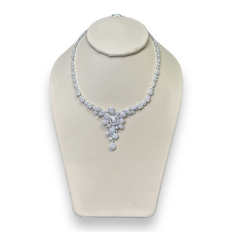 18K W Gold F/VS2 Diamond Flower Necklace - Main Image