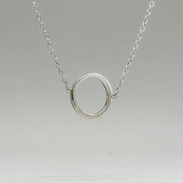 Colgante SS con inicial "O" lateral