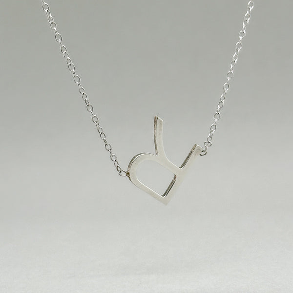 Colgante SS con inicial "R" lateral