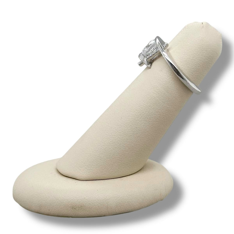 Montaje de compromiso con barra de diamantes en oro de 18 quilates de Claude Thibaudeau